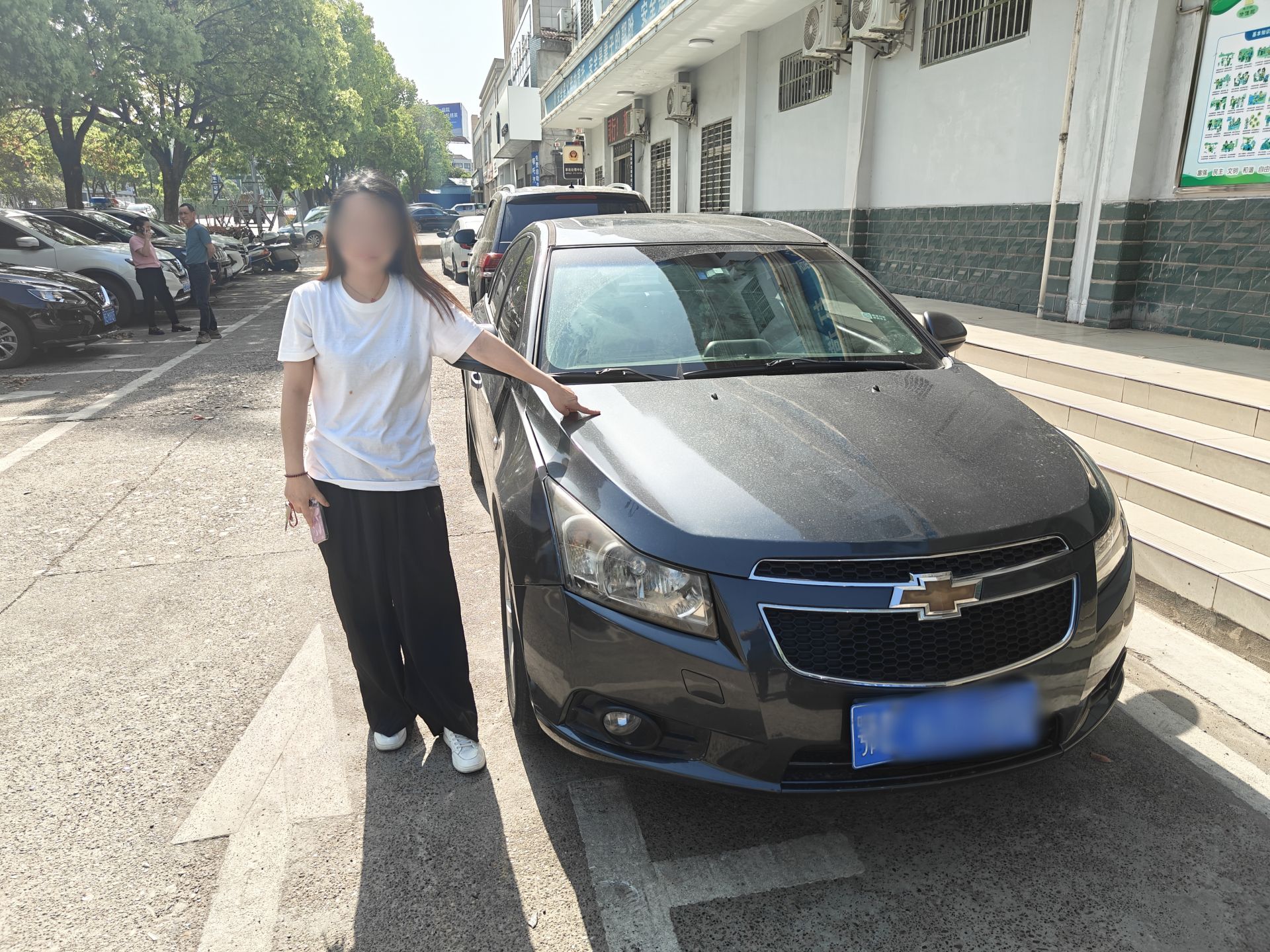 图说:肇事逃逸嫌疑人魏某指认其驾驶的肇事车辆.jpg.jpg