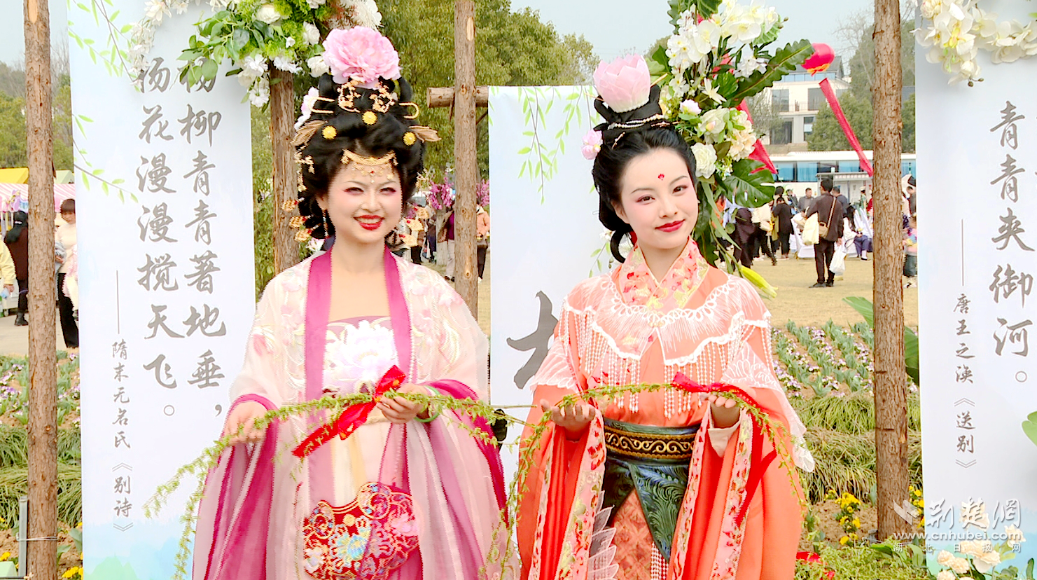 汉服美人与游客亲切互动。通讯员供图.png.png