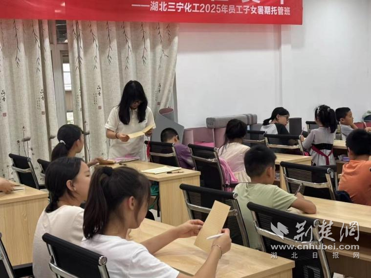 青年志愿者为孩子们分发信纸。邵艳倩 摄.png.png