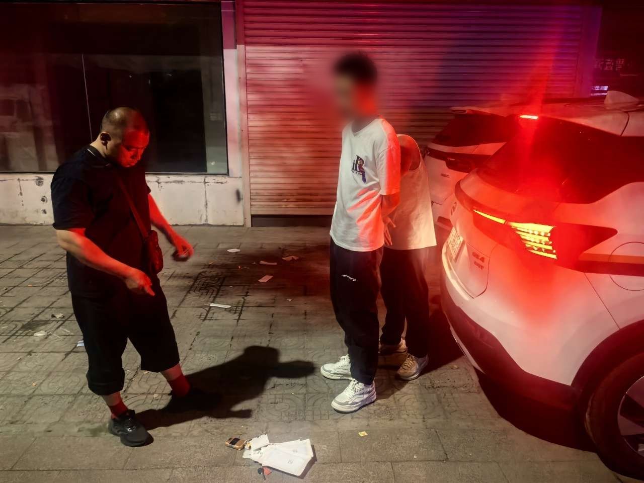图说:张贴涉黄小卡片嫌疑人被民警在荆州抓获.jpg.jpg