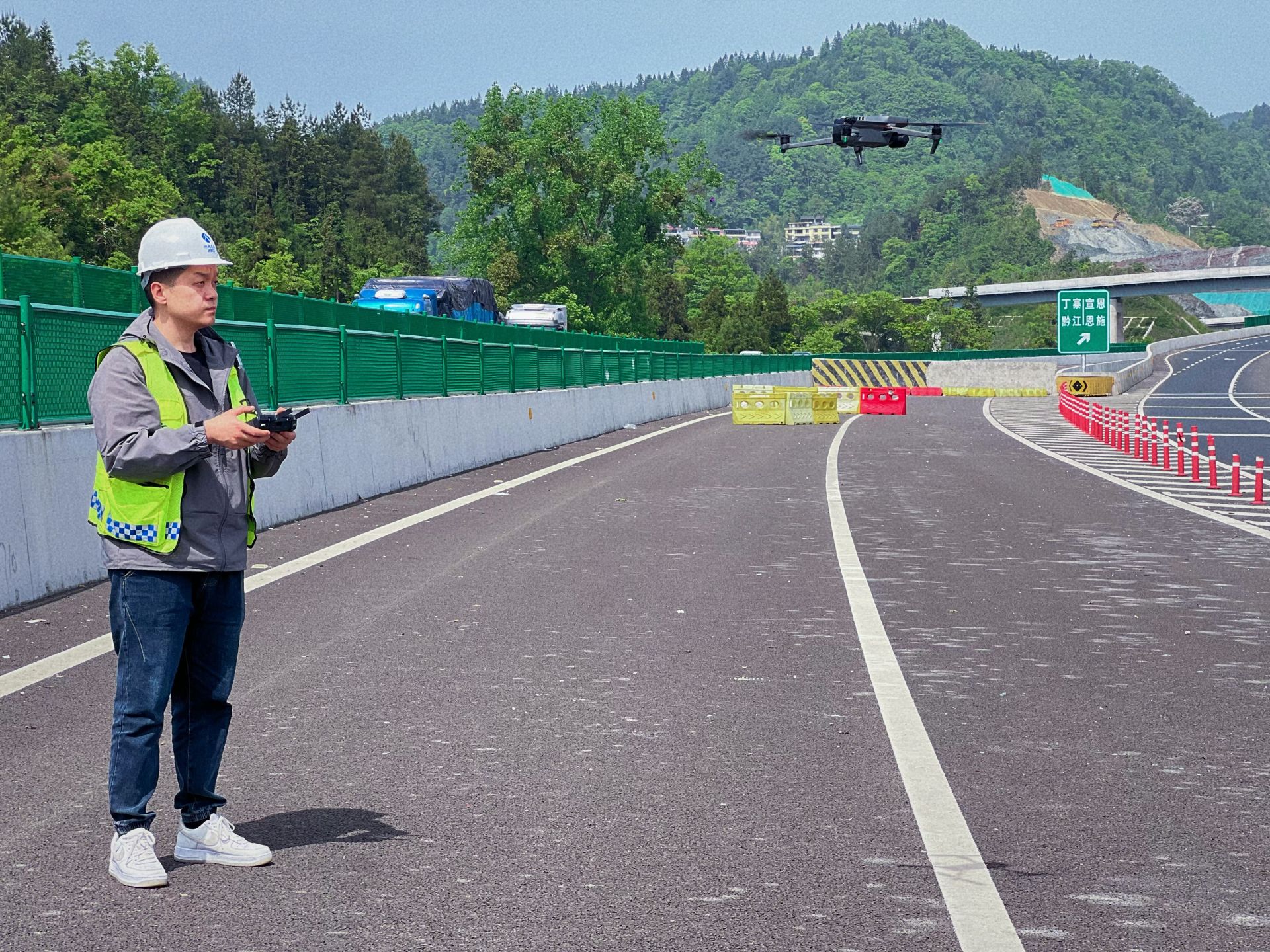 鄂西运营公司巡检办工作人员开展无人机道路巡查_proc.jpg.jpg