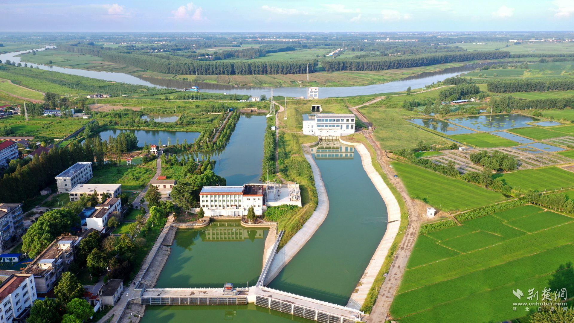 老新泵站全景潜江市老新二泵站为四湖流域统排泵站，总装机3×2400KW，设计排涝流量80m³s。该站以流域统排为主，减轻总干渠沿