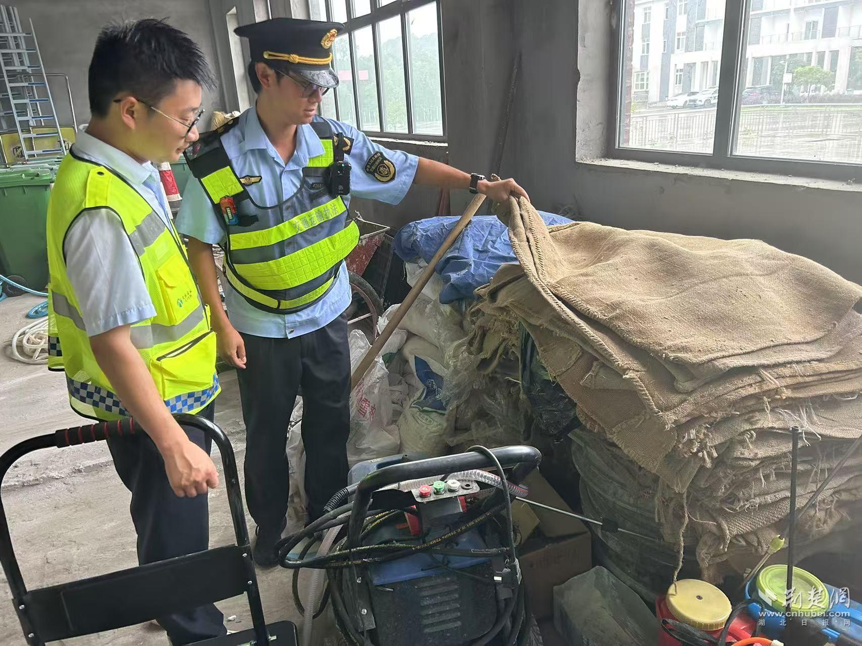 执法人员检查养护单位防汛物资.jpg.jpg