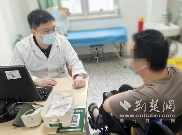 痛风专病中心、风湿免疫科专家正在问诊.jpg