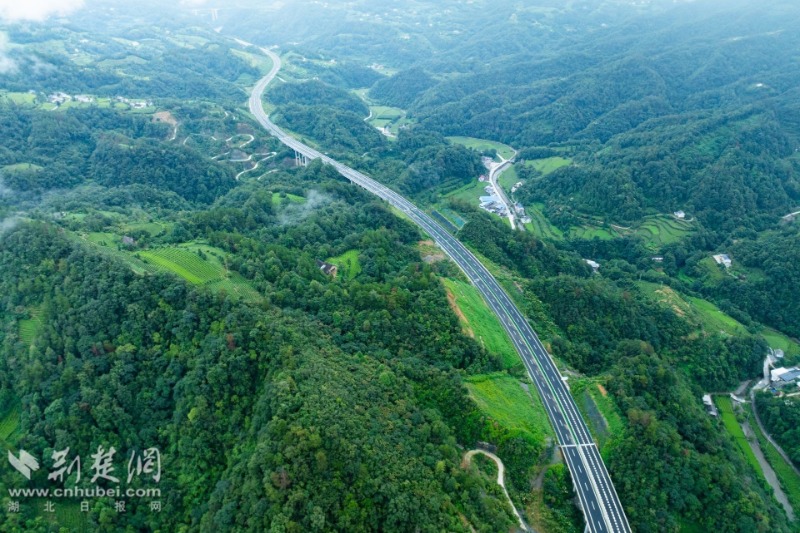 群山中的G59呼北高速鄂湘界段.jpg.jpg